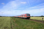 245 209-2 schiebt den RE 11025 (Westerland(Sylt) - Hamburg-Altona) am 05.07.2017  in Lenshallig am BÜ Rollwagenzug.
