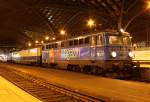 1042 520 der Centralbahn mit ihrem Sonderzug nach Emden am Morgen des 03.11.2012 in K�ln Hbf