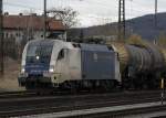 Die ES64 U2-024 kommt mit einem Tankzug von der Spessart-Rampe kommend in Aschaffenburg Rbf an.